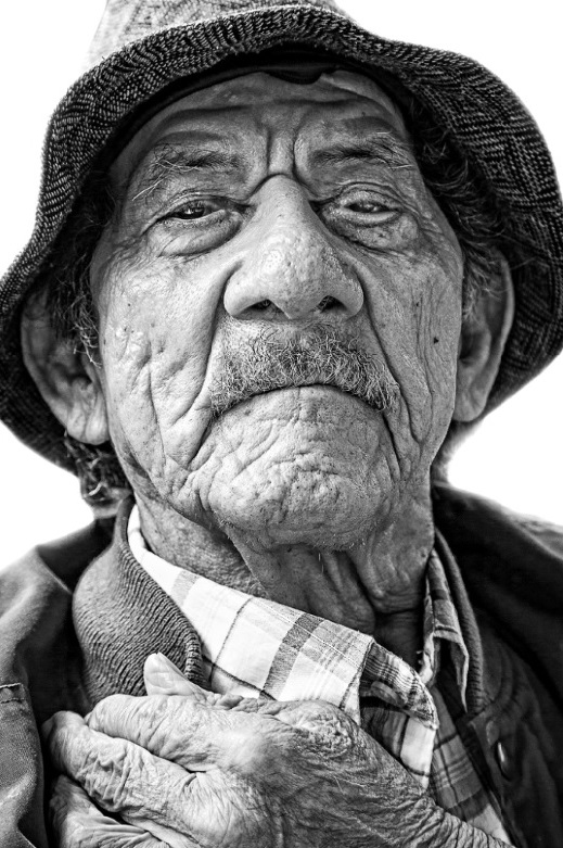 Sonrisas Jóvenes Que Hacen, Felices A Corazones Viejos