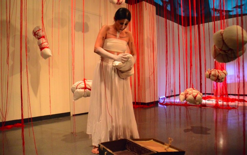 “A Body Parted: Shrapnel of Present Time” (Esquirlas de tiempo presente)